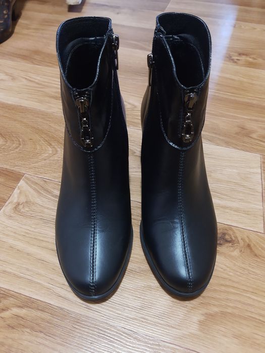 Нові шкіряні чобітки, ботільони 37 р