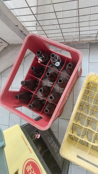 Grades de cerveja com garrafas