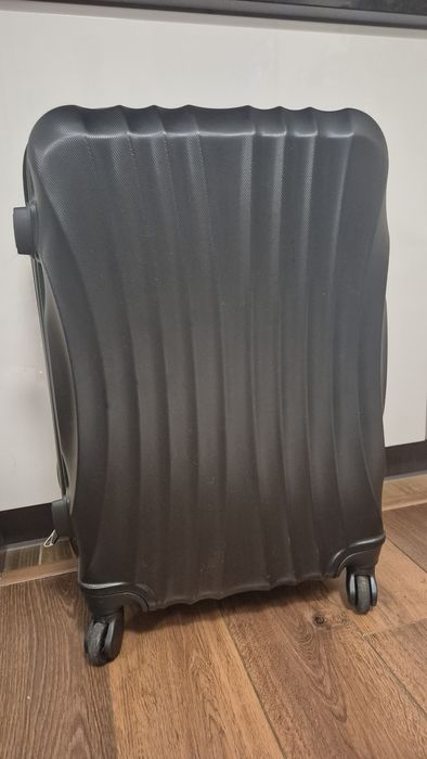 Валіза середнього розміру