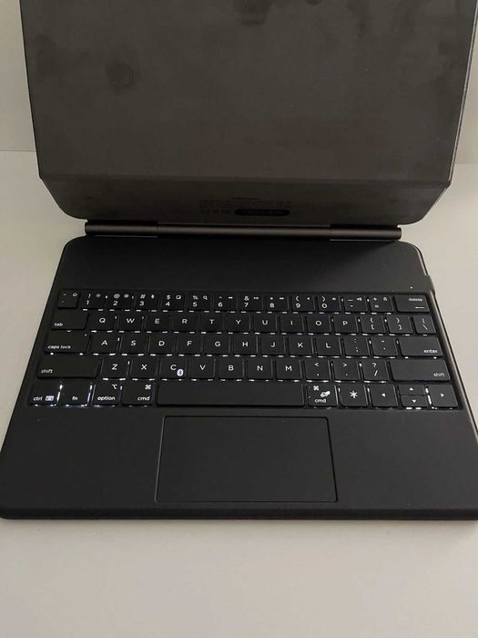 Capa folio teclado Belkin BBZ003 com suporte magnético para iPad Pro 13" M4