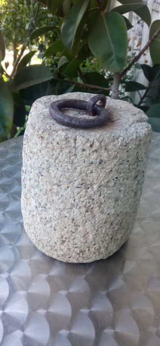 Pedra de amarração em granito, com argola em ferro, muito antiga.