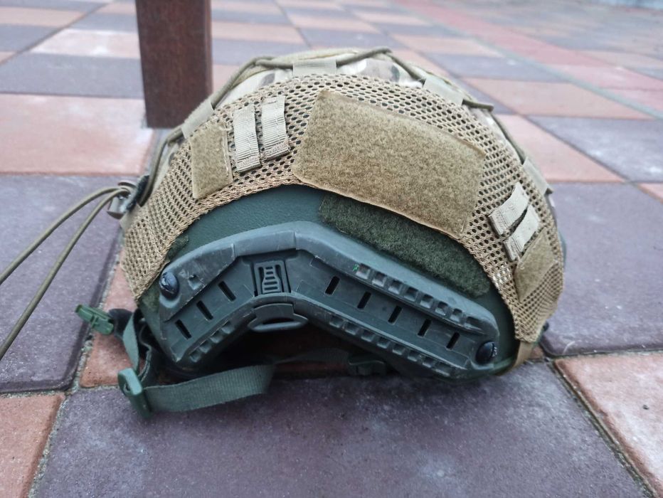 Бронежелет і тактичний шолом