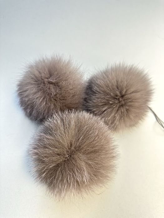 Помпони хутряні з песця зі спинки