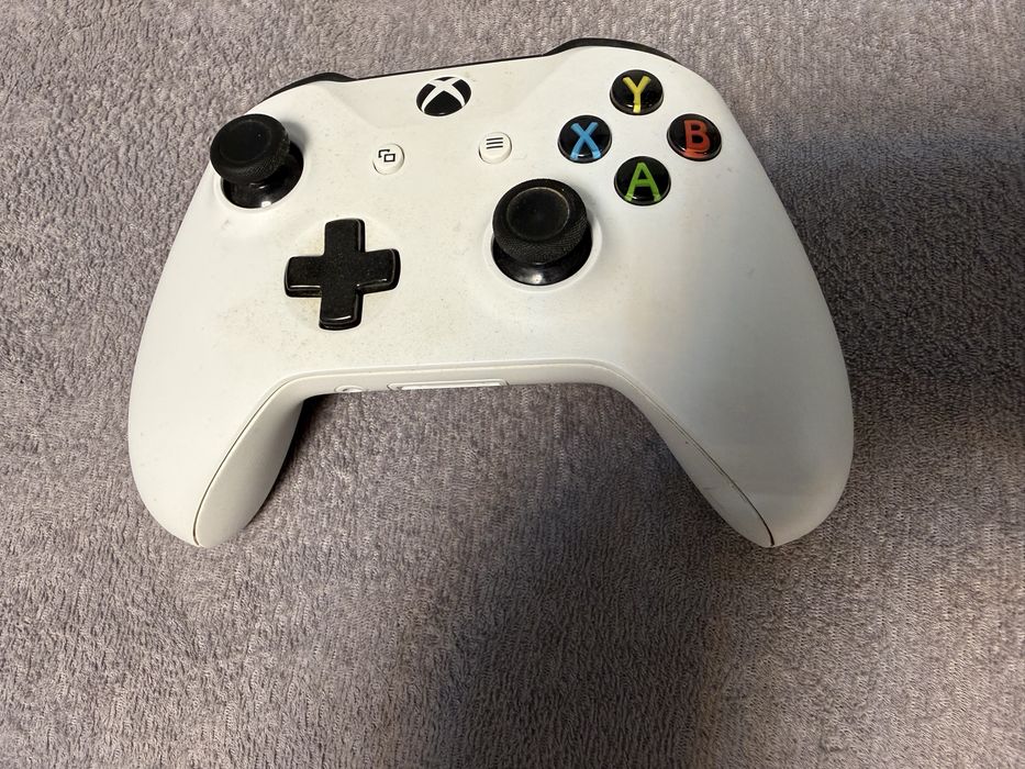Zestaw Xbox One S + Kontroler + 2 Gry (FIFA 20, Minecraft) – Stan BDB!