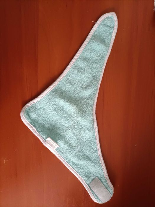Śliniak apaszka bandana AKUKU bawełna serduszka