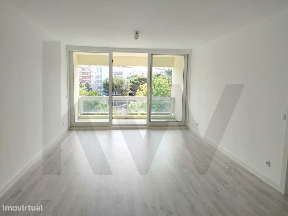 Apartamento T2 com Garagem e arrecadação | Alto das Flores
