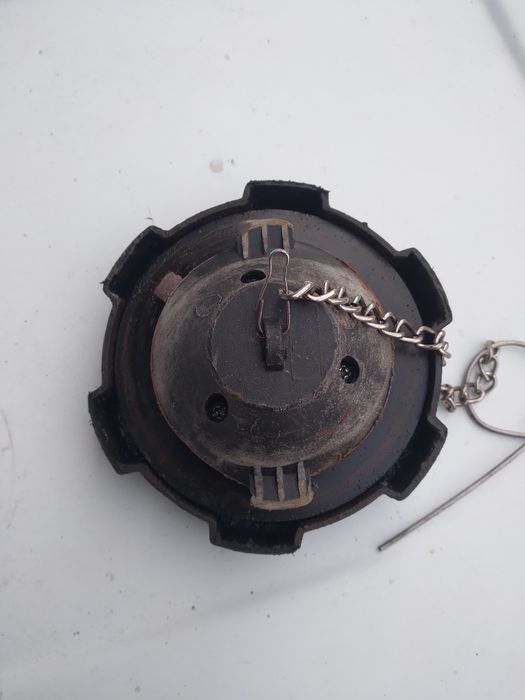 Кришка баку грузового автомобіля.