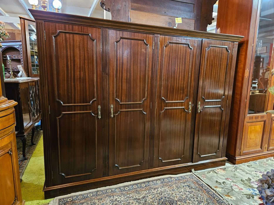 Armário / Roupeiro, baixo, em madeira com 4 portas - óp