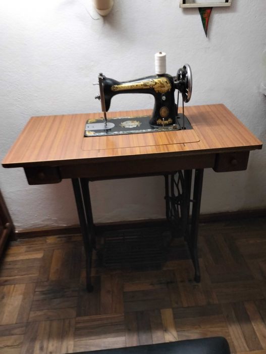 Máquina de costura Singer antiga em muito bom estado