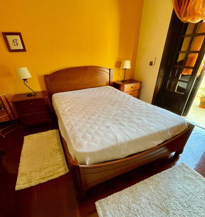 Quarto completo com design moderno em madeira maciça de nogueira