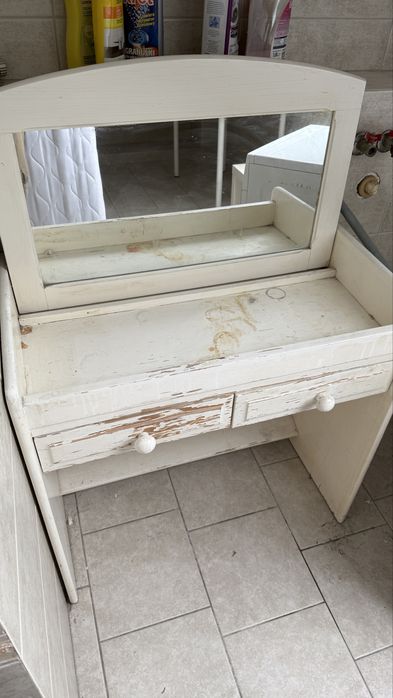 Toaletka z rokladanym lustrem