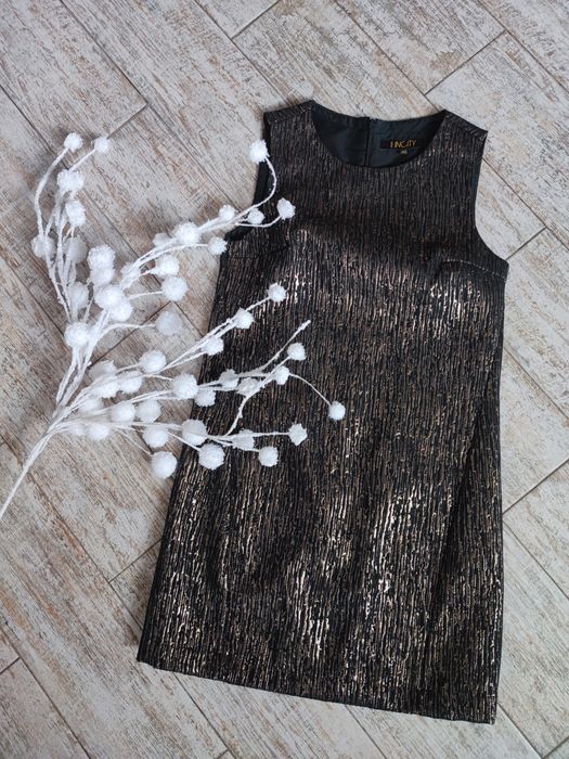 Платье с золотой нитью.