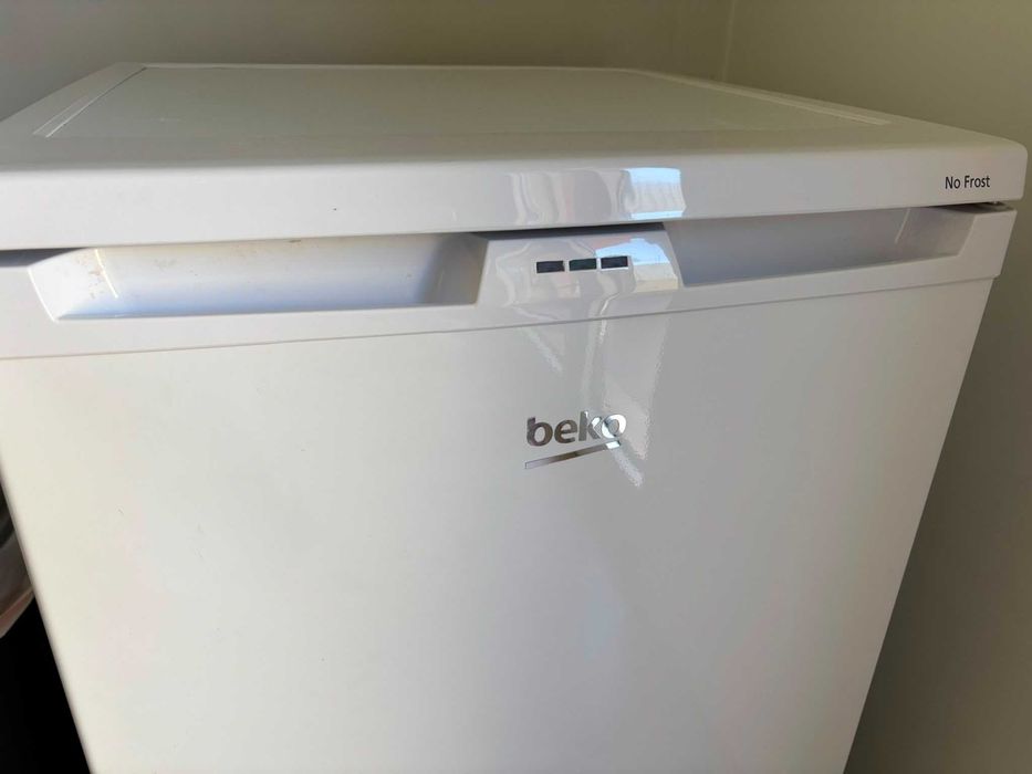 Arca congeladora No Frost vertical Beko FNE1072 84cm 75 litros