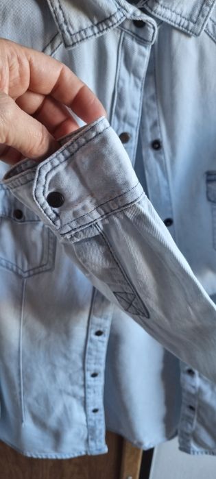 Camisa de ganga azul claro