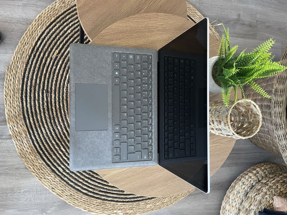 Microsoft surface laptop 5 (13.5”) Intel Core i5-1235U- RAM: 8GB 256GB