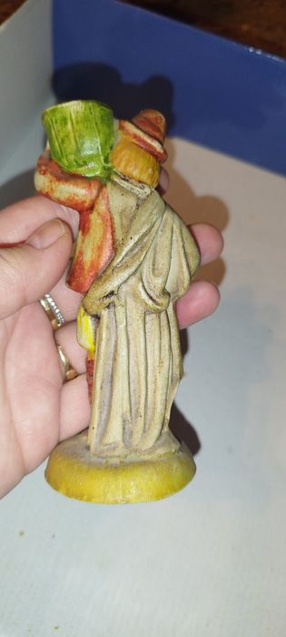 Stara figurka ma więcej niż 50 lat.