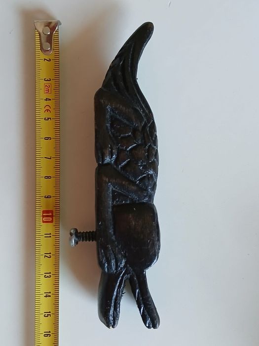 Crocodilo artesanal em madeira