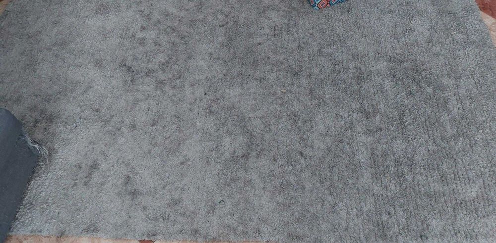 Tapete cinzento pelo curto