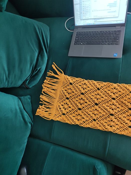 Bieżnik makrama ręcznie robiony