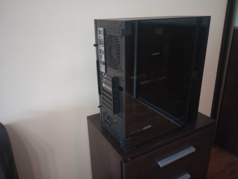 komputer stacjonarny z ryzen 7 5800X3D 32gb  dyski ssd   bez karty graficznej