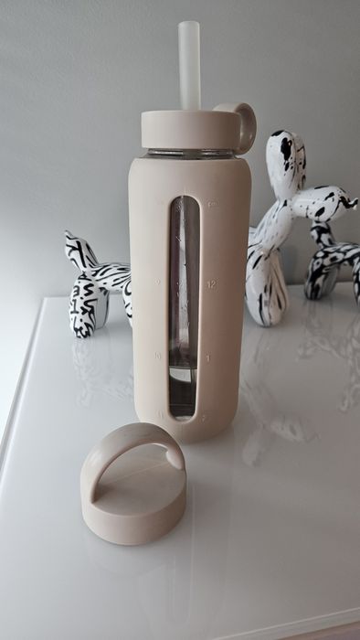 Kubek bidon na wodę marki Bink 620 ml z akcesoriami