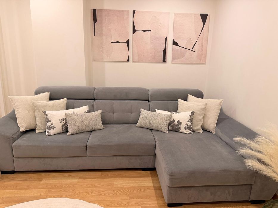 Sofá + Chaise Lounge confortável e espaçoso em muito bom estado