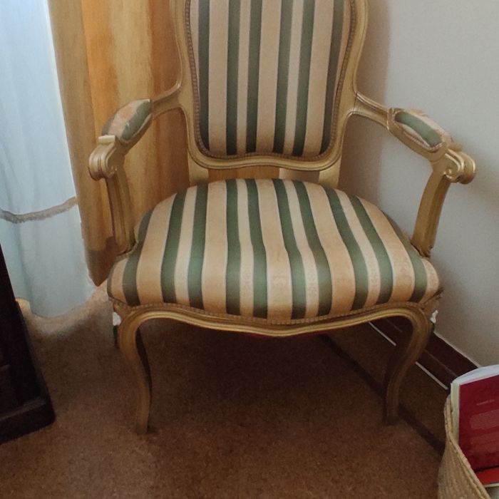 Cadeirão, madeira de castanho, pintado em dourado