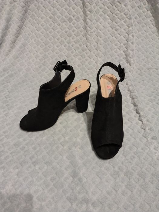 Czarne zamszowe buty na obcasie