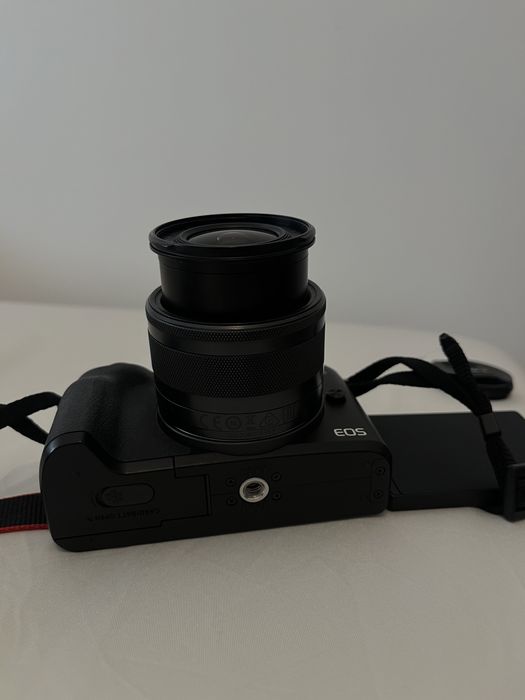 Vendo Canon EOS M50 Mark II + objetiva Canon EF-M 15-45mm f/3.5-6.3 IS STM, em excelente estado de conservação e funcionamento.