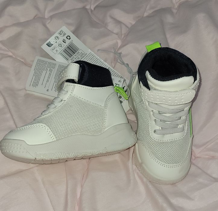 Кроссовки высокие р.22