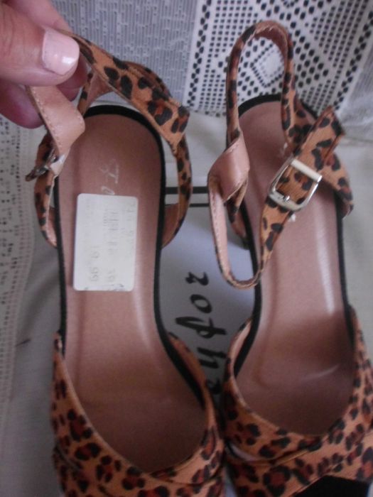 sandálias novas com etiqueta para senhora