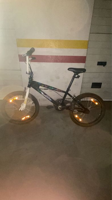 Bicicleta BMX com autocolantes