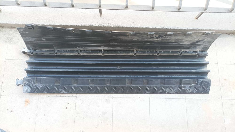 Baixar o preçO: Passa cabos Adam Hall. Tampa de proteção