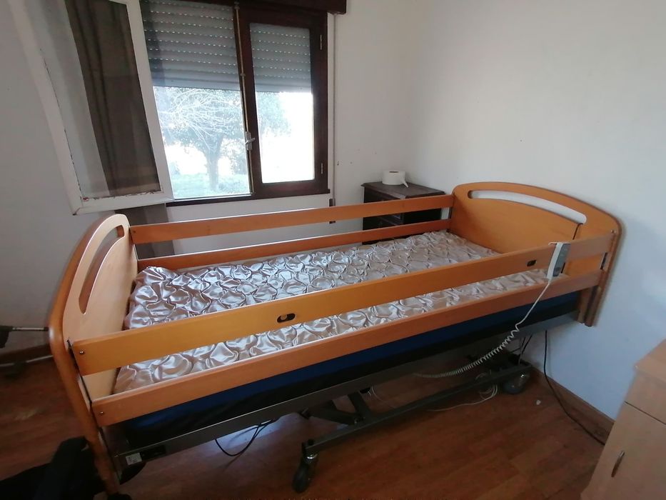 Cama articulada elétrica com colchão antiescaras + mesa de apoio