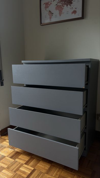 Cómoda cinza c/ 4 gavetas