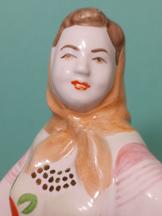 Статуэтка фарфоровая.