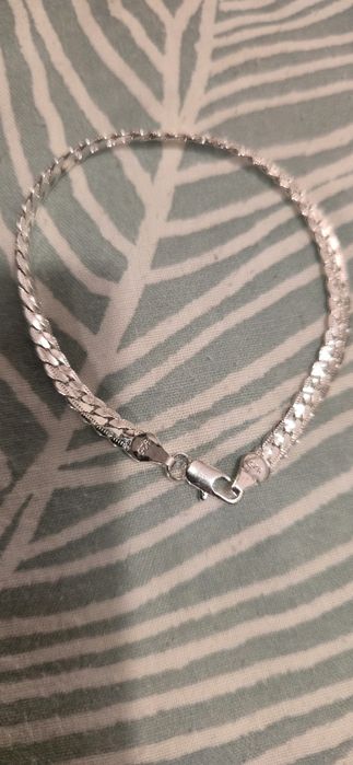 Lindo conjunto de colar e pulseira de prata genuína.