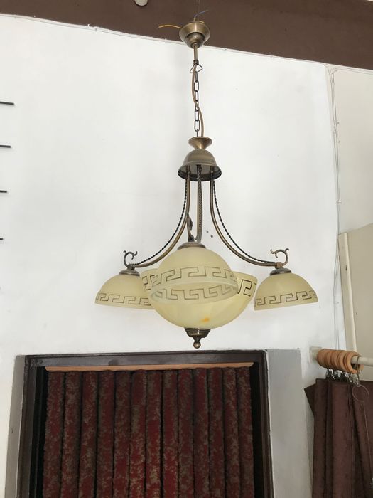 Żyrandol z kloszami typu greckiego