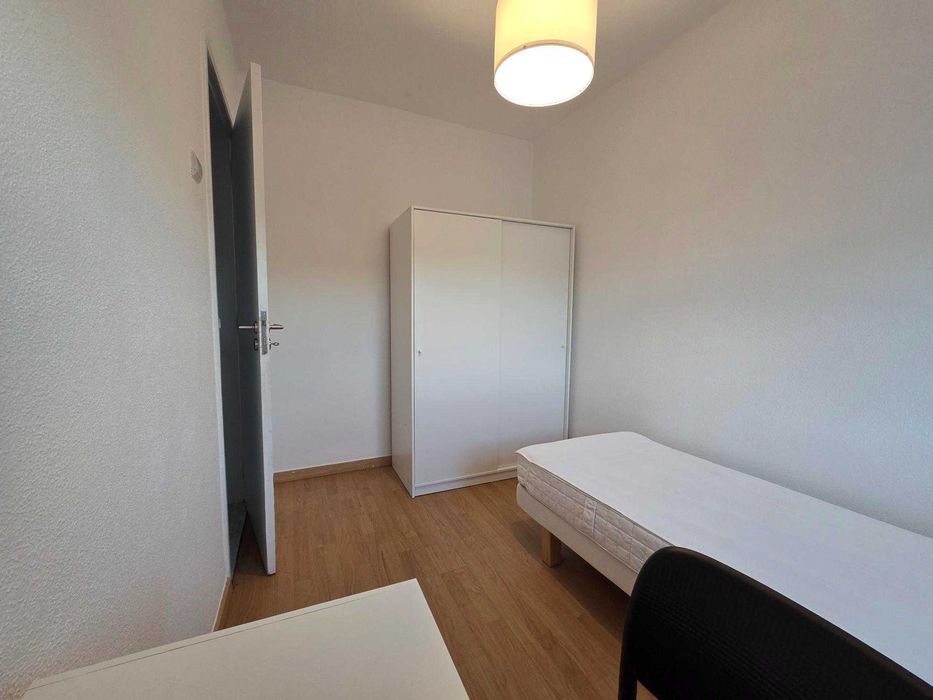 Quartos mobilados para estudantes — Costa da Caparica