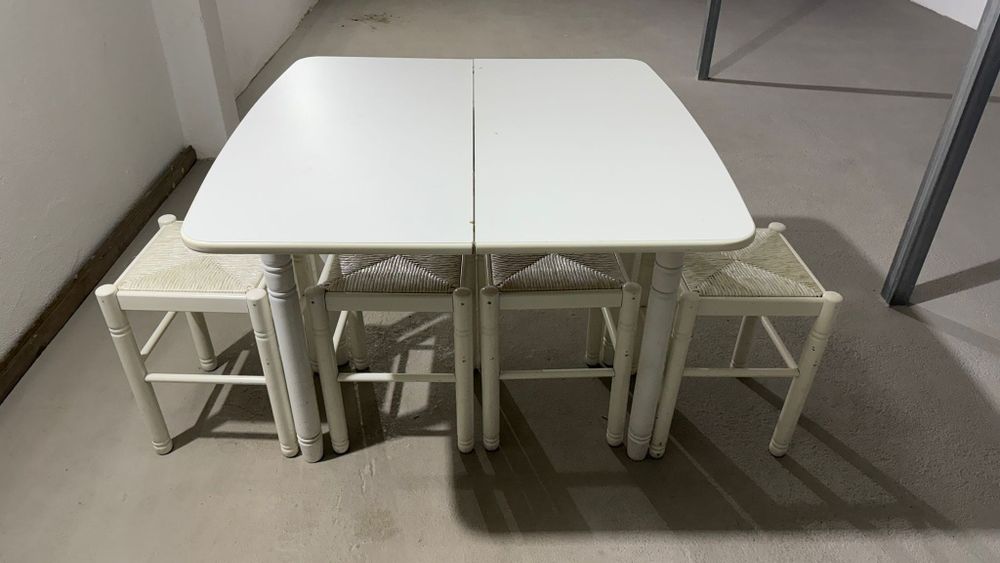 Mesa de cozinha e bancos