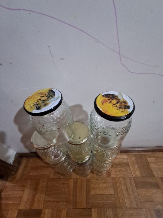 50 cêntimos  Vendo Frascos vazios de pôr mel