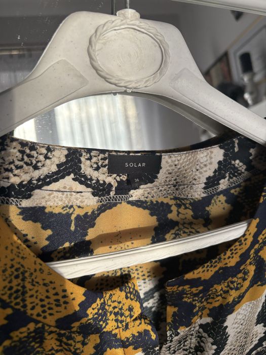 Sukienka midi w wężowy wzór szmizjerka animal print S Solar