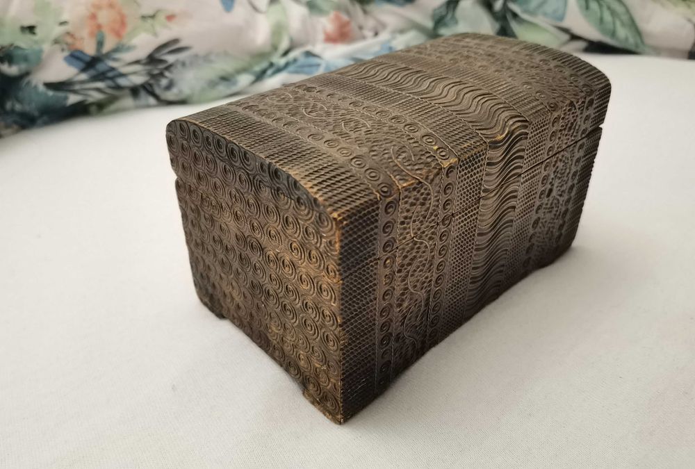 Drewniane pudełko szkatułka vintage PRL z drutem z mosiądzu