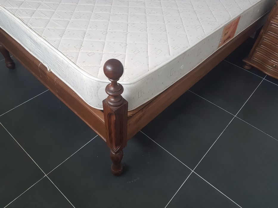 1 cama 2 mesas cabeceira