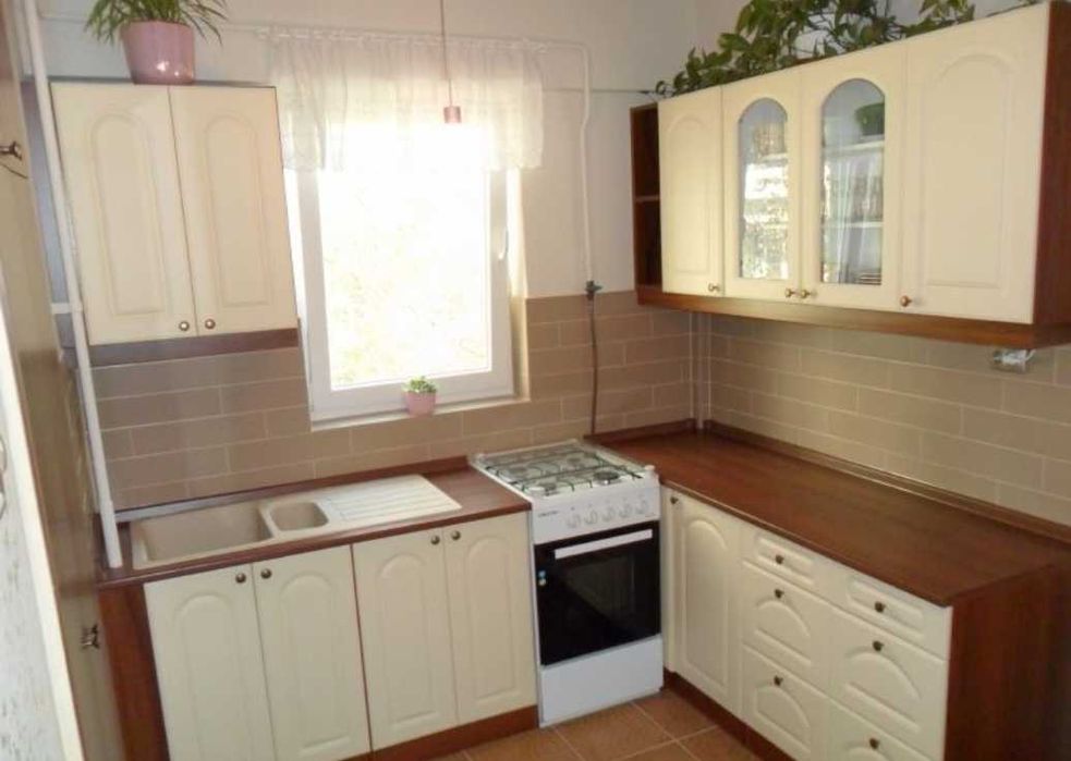 Поселю пол дома 2 комнаты.