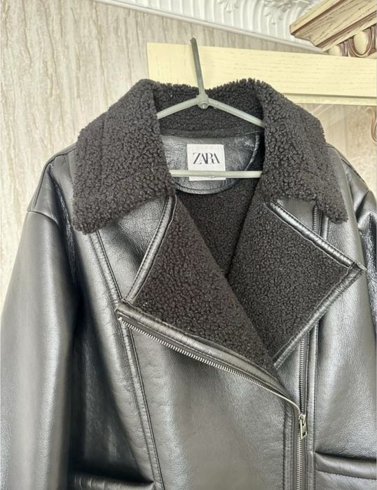 Стильна тепла дублянка zara, чорний колір. розмір еu 40(1)/42(xl)