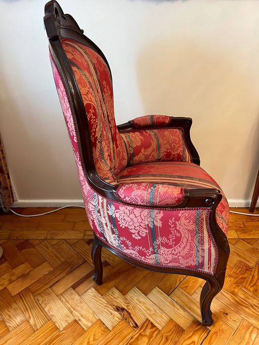 Cadeirão antigo vermelho de madeira e tecido