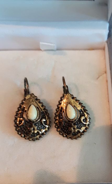 Conjunto de pregadeira e brincos da Casa Batalha. Oferta de brincos.