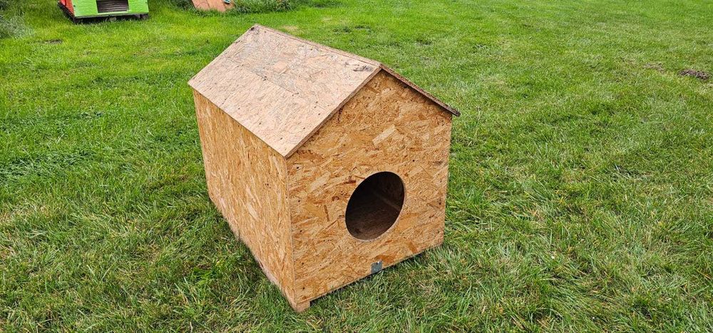 Buda ocieplana dla dużego psa (Bernardyna, Owczarka)