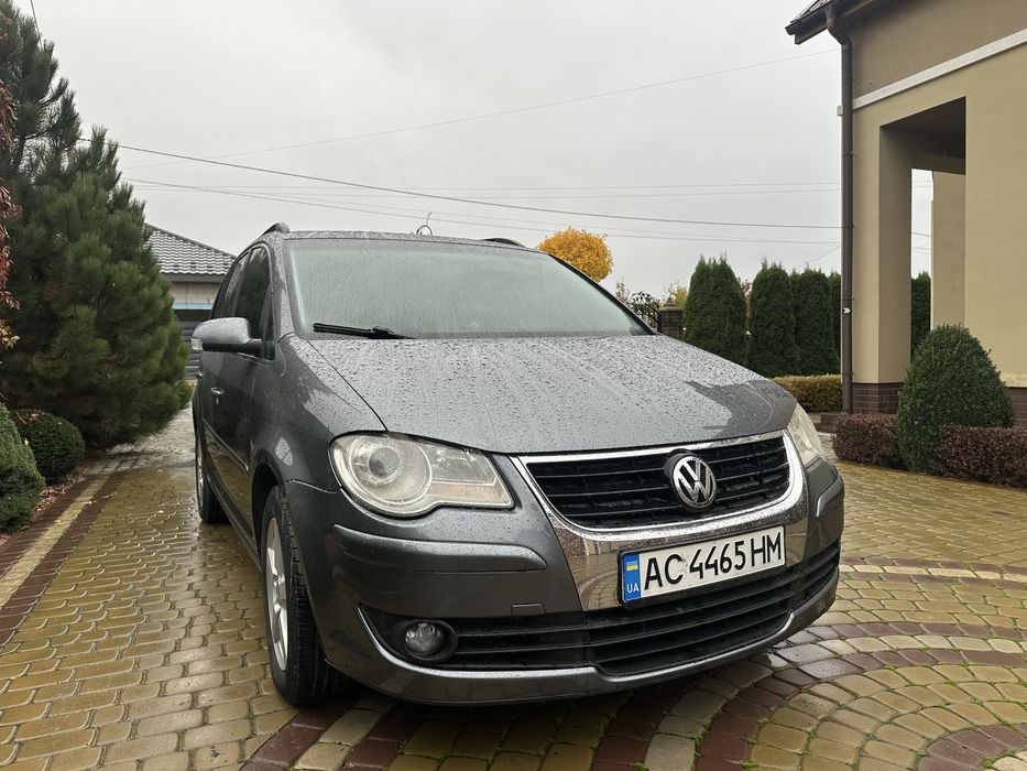 автомобіль Volkswagen Touran